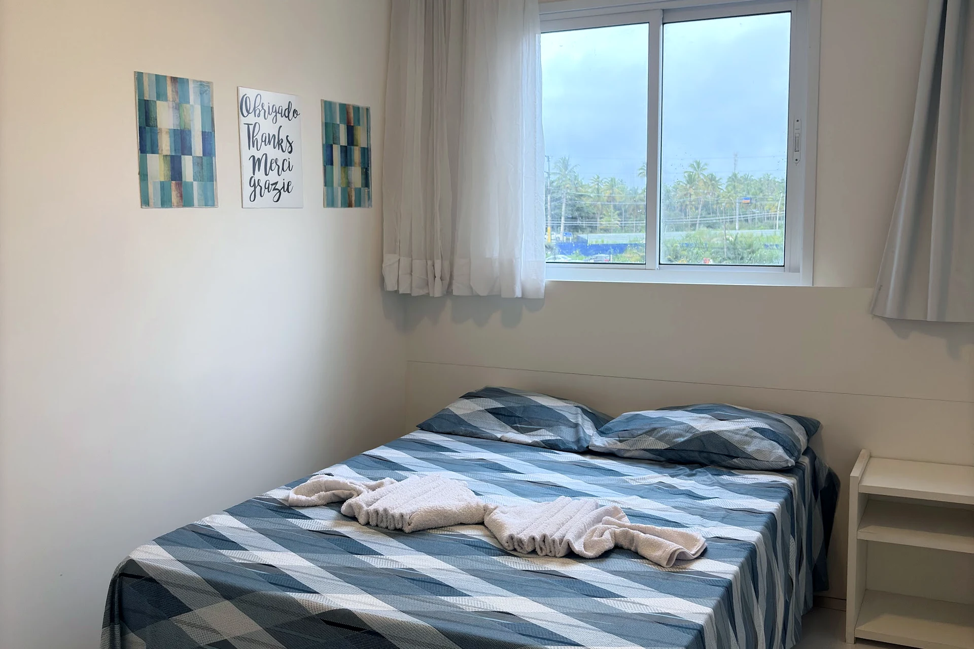 Quarto de casal com cama de casal e janela