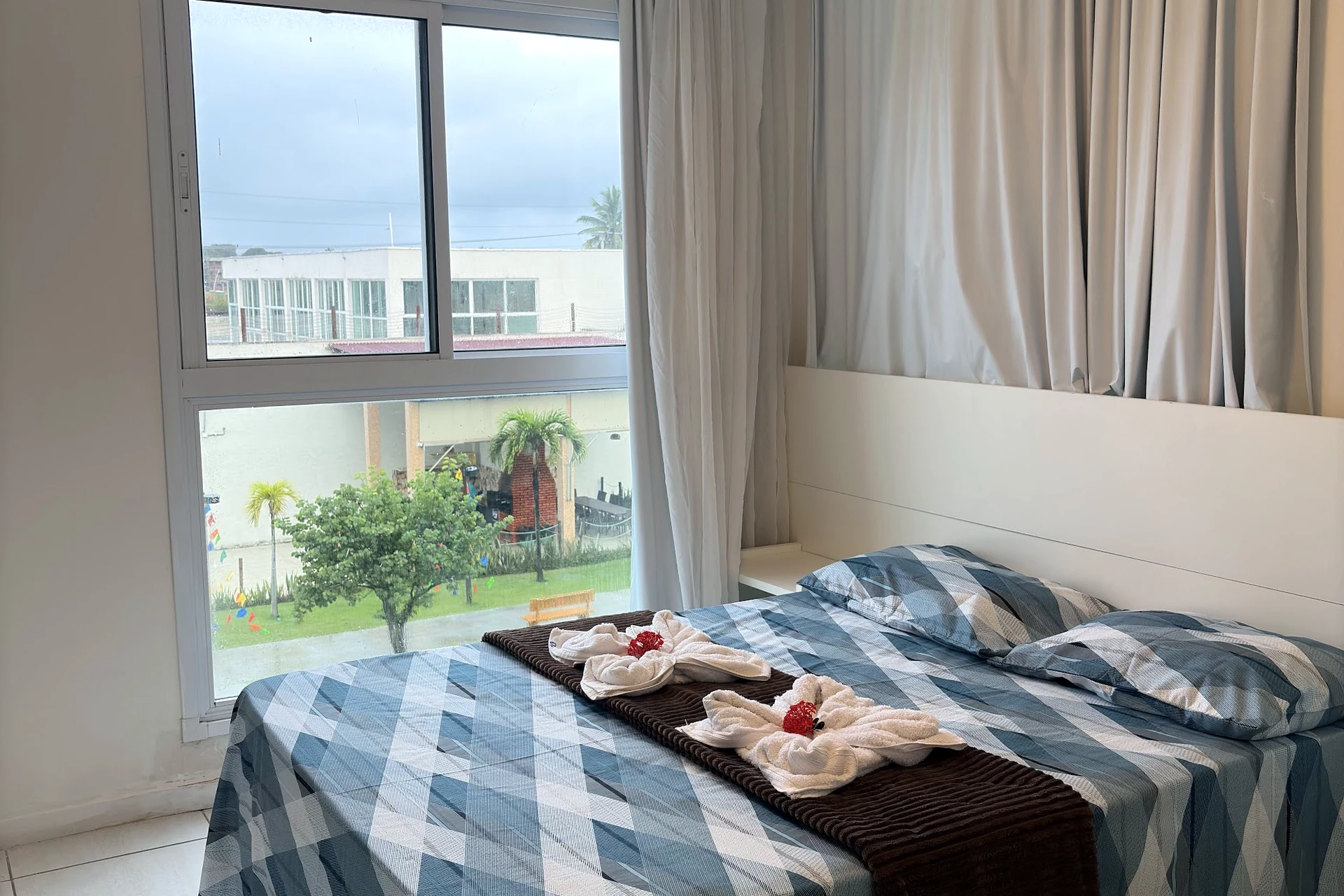 Quarto com duas camas de solteiro e vista para o jardim