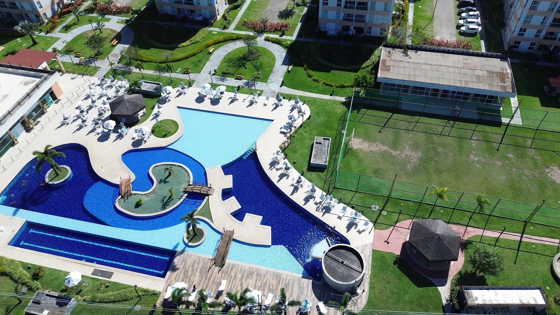 Vista aérea das piscinas e jardins do Muro Alto Condomínio Clube
