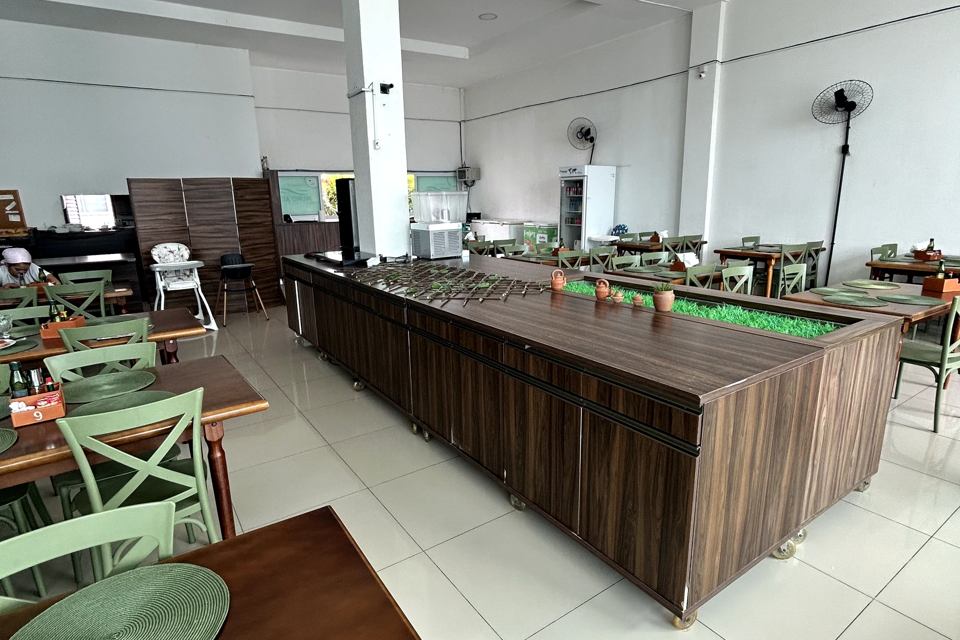 Restaurante do condomínio com mesas postas