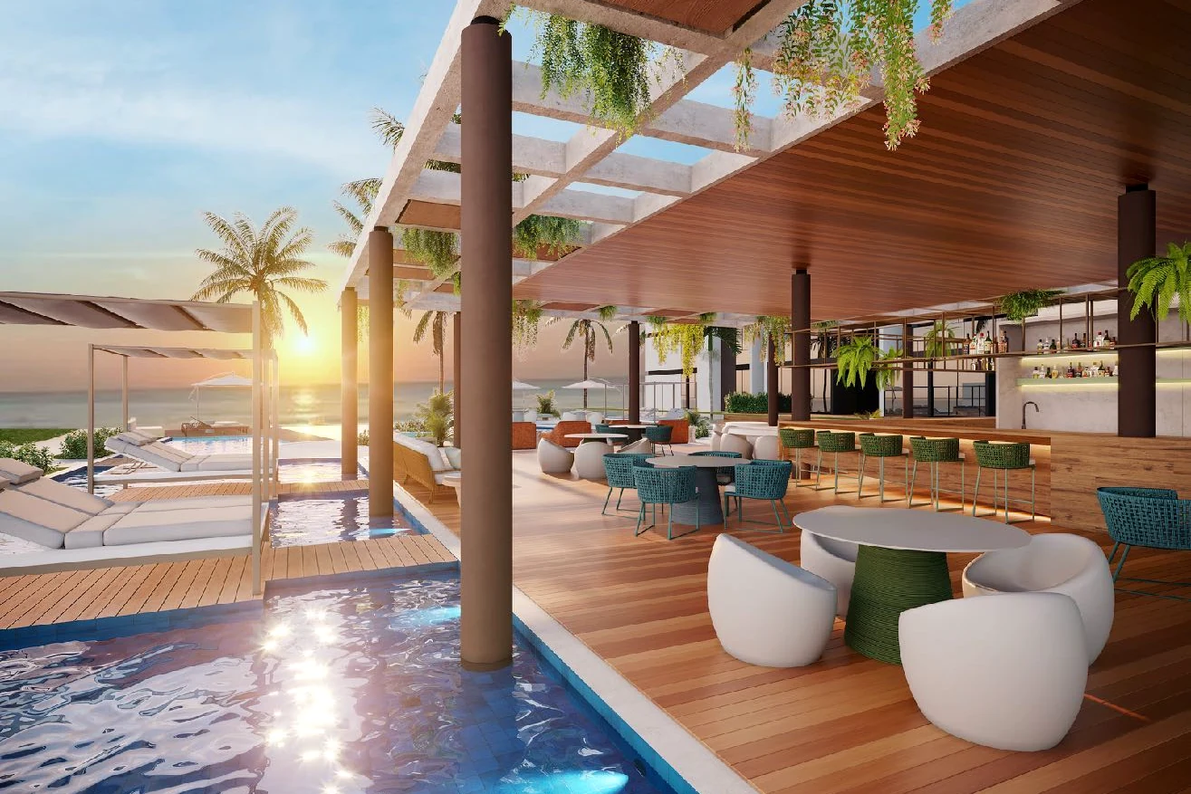 Piscina do beach club com espreguiçadeiras e coqueiros