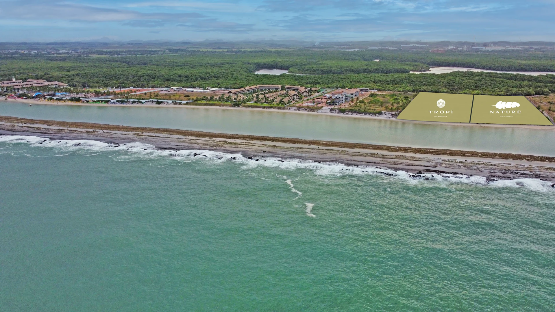 Vista aérea da praia de Muro Alto com a linha de recifes e o mar turquesa