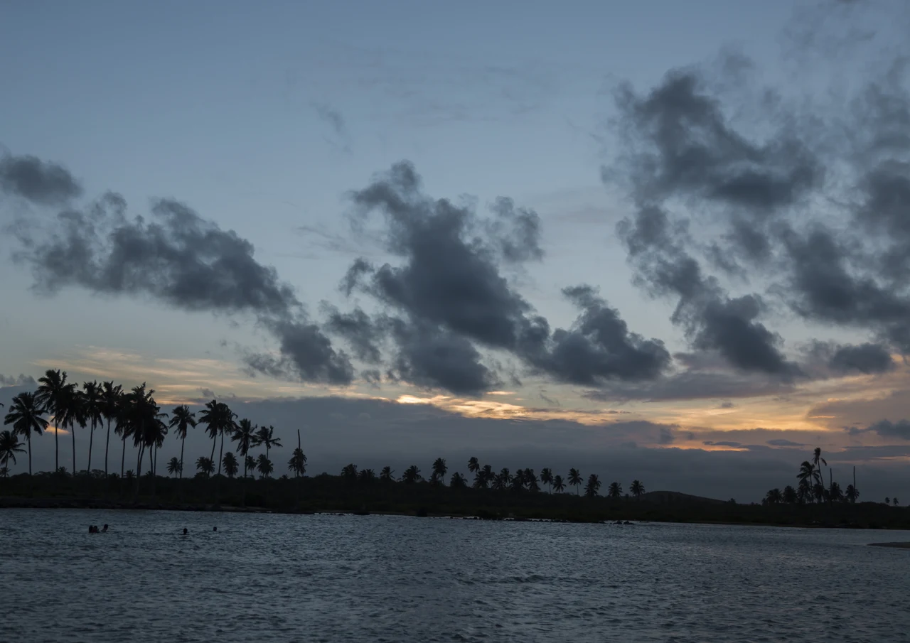 Paisagem do Pontal de Maracaípe, no encontro do rio com o mar